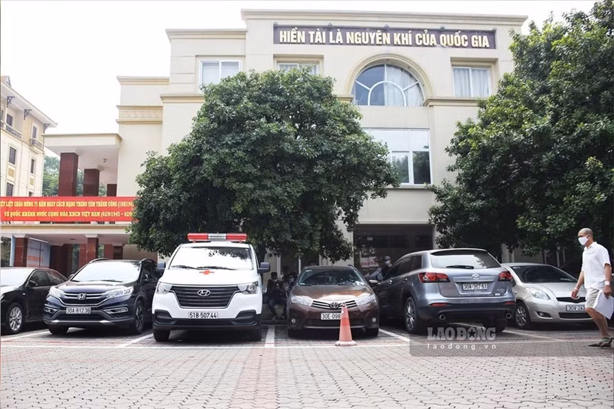 Chiếc xe cứu thương cũ của ông Đoàn Ngọc Hải sẽ được bán đấu giá để sung vào quỹ "Vì đồng bào" Ảnh: LĐO Chiếc xe cứu thương cũ của ông Đoàn Ngọc Hải sẽ được bán đấu giá để sung vào quỹ