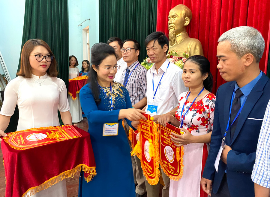 Bà Bùi Khoa Nghi-Phó Giám đốc Sở GD-ĐT tặng cờ lưu niệm cho các đơn vị tham gia hội thi. Ảnh: Mộc Trà Bà Bùi Khoa Nghi-Phó Giám đốc Sở GD-ĐT tặng cờ lưu niệm cho các đơn vị tham gia hội thi. Ảnh: Mộc Trà.