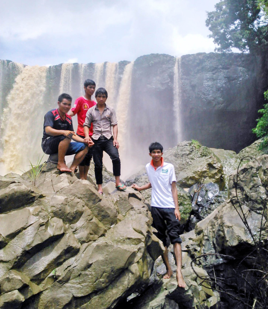 Nhiều bạn trẻ đến vui chơi tại thác H’Mun (xã Bar Măih, huyện Chư Sê). Ảnh: R'Ô Hok