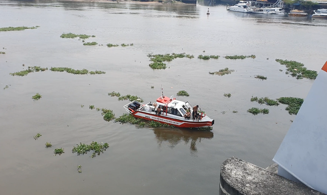 Lực lượng chức năng tổ chức lặn tìm người nhảy cầu mất tích. Ảnh: T.K