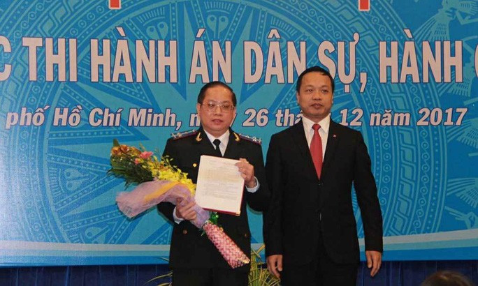 Ông Vũ Quốc Doanh (trái) thời điểm nhận quyết định bổ nhiệm giữ chức Cục trưởng Cục THADS TP HCM Ông Vũ Quốc Doanh (trái) thời điểm nhận quyết định bổ nhiệm giữ chức Cục trưởng Cục THADS TP HCM
