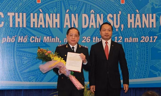  Ông Vũ Quốc Doanh (trái) thời điểm nhận quyết định bổ nhiệm giữ chức Cục trưởng Cục THADS TP HCM