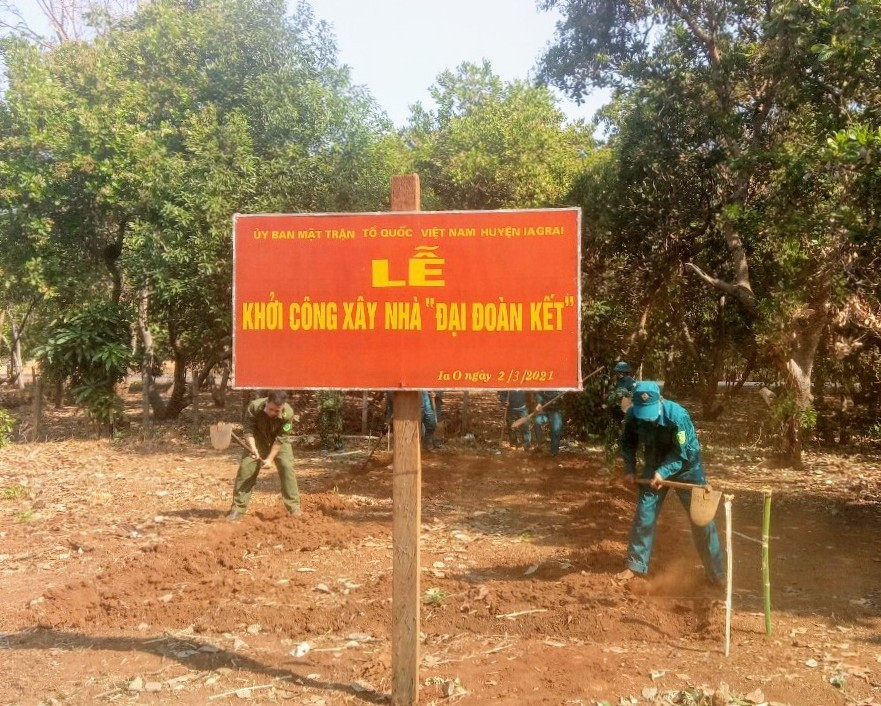 Khởi công xây dựng nhà "Đại đoàn kết" cho hộ nghèo. Ảnh: Lê Đại Thông qua hỗ trợ về nhà ở giúp bà con sớm ổn định cuộc sống và tích cực tham gia vào việc xây dựng nền biên phòng toàn dân và thế trận an ninh nhân dân trên địa bàn ngày càng vững chắc. Ảnh: Lê Đại