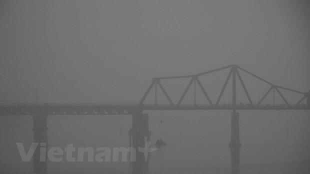 Thủ đô Hà Nội chìm trong sương mù. (Ảnh: Minh Sơn/Vietnam+)