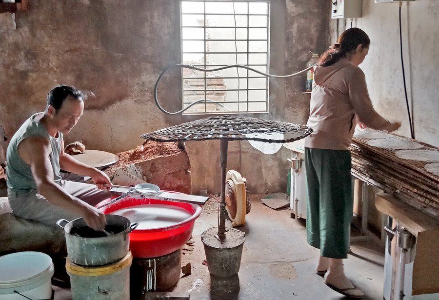 Anh Bùi Văn Tám (81 Ngô Gia Khảm, phường Phù Đổng) chuyên tâm giữ nghề làm bánh tráng. Ảnh: Nguyễn Đình