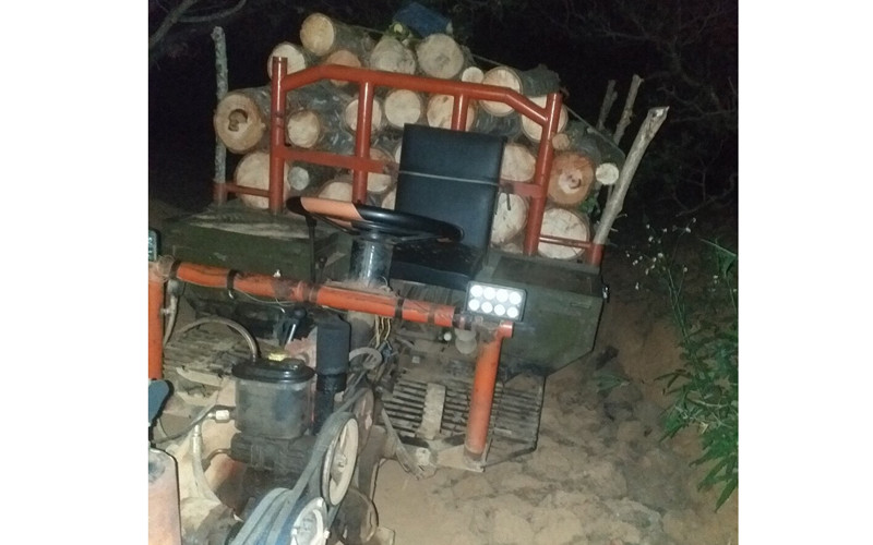 Xe cày độ chế và gỗ là tang vật do cơ quan chức năng bắt giữ tại hiện trường.