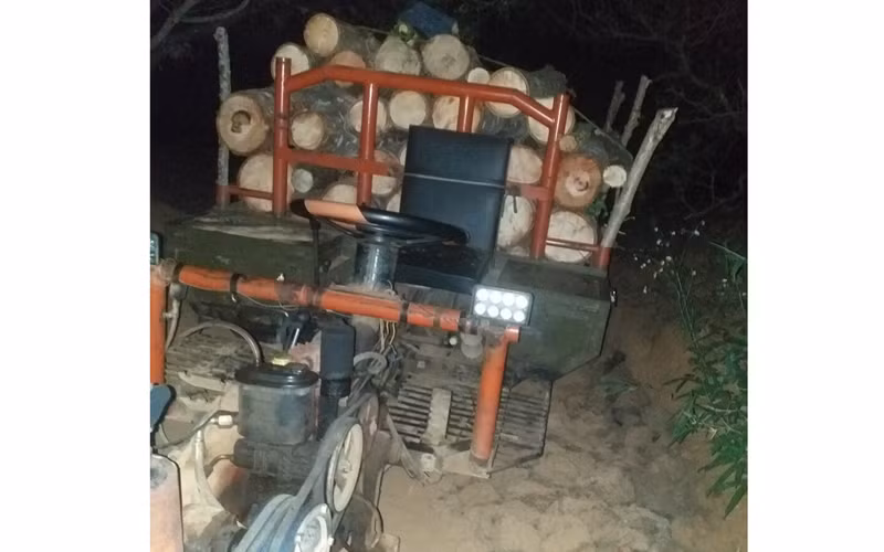 Xe cày độ chế và gỗ là tang vật do cơ quan chức năng bắt giữ tại hiện trường.