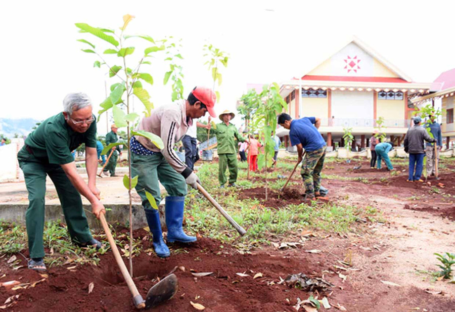 Người dân tham gia trồng cây trong khuôn viên Khu lưu niệm Anh hùng Wừu (xã Đak Sơ Mei, huyện Đak Đoa). Ảnh: Minh Triều Người dân tham gia trồng cây trong khuôn viên Khu lưu niệm Anh hùng Wừu (xã Đak Sơ Mei, huyện Đak Đoa). Ảnh: Minh Triều