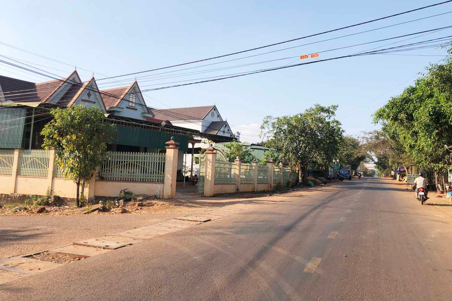 Quốc lộ 14C sau đầu tư nâng cấp đã đem lại sức sống mới cho các thôn, làng xã Ia Nan (huyện Đức Cơ). Ảnh: Lê Hòa