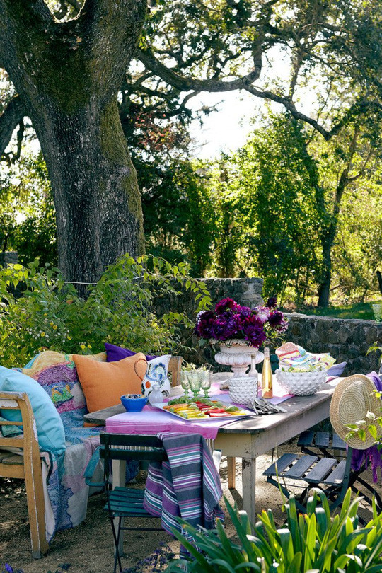 Không gian ngoài trời: Còn gì tuyệt vời hơn nếu bạn kiến tạo một góc riêng để thư giãn, đọc sách ngoài trời. Đó là bộ bàn ghế giữa vườn cây, ô to để che nắng giữa vườn cây mùa hè đầy hoa lá. Không gian ngoài trời: Còn gì tuyệt vời hơn nếu bạn kiến tạo một góc riêng để thư giãn, đọc sách ngoài trời. Đó là bộ bàn ghế giữa vườn cây, ô to để che nắng giữa vườn cây mùa hè đầy hoa lá.