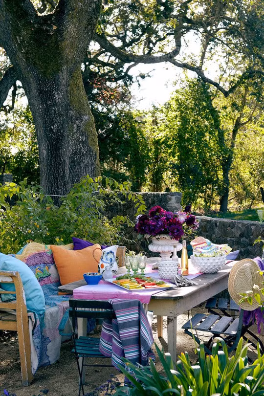 Không gian ngoài trời: Còn gì tuyệt vời hơn nếu bạn kiến tạo một góc riêng để thư giãn, đọc sách ngoài trời. Đó là bộ bàn ghế giữa vườn cây, ô to để che nắng giữa vườn cây mùa hè đầy hoa lá.