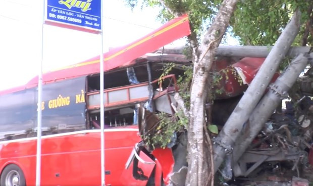 Xe khách giường nằm bị bẹp dúm phần đầu sau vụ tai nạn. (Nguồn: Tuổi trẻ)