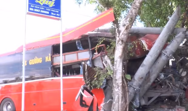 Xe khách giường nằm bị bẹp dúm phần đầu sau vụ tai nạn. (Nguồn: Tuổi trẻ)