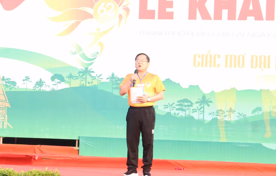 ông Lê Xuân Sơn-Tổng Biên tập Báo Tiền Phong phát biểu tại lễ khai mạc