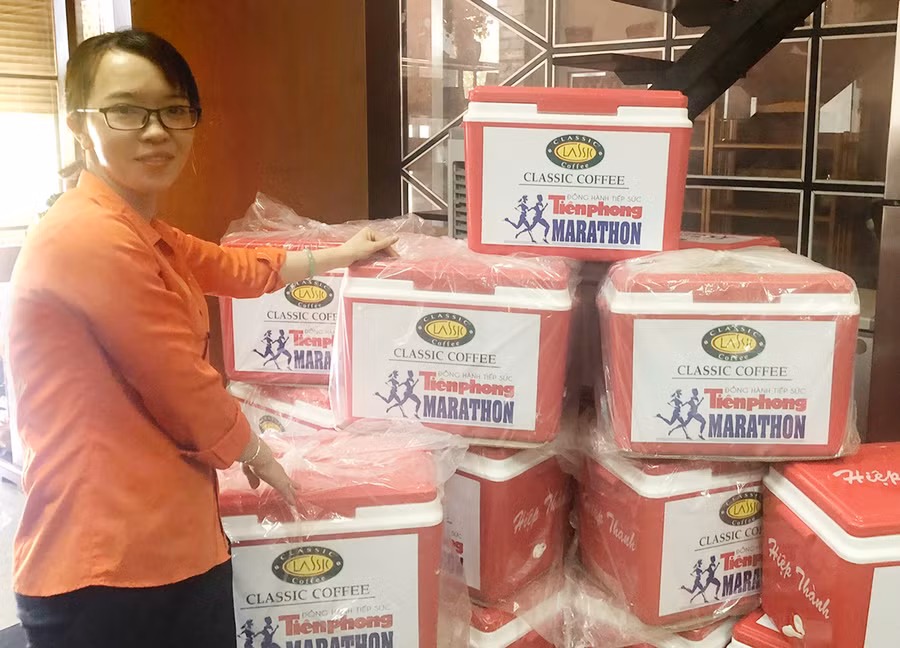 Những thùng xốp được Công ty cổ phần Cà phê Classic chuẩn bị để đặt tại các điểm tiếp nước. Ảnh: Thiên Di