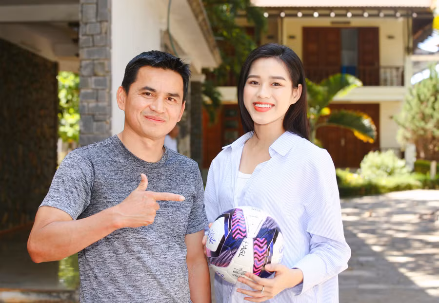 9. Hoa hậu Đỗ Thị Hà chụp hình với huấn luyện viên Kiatiak-ảnh Hồng Vĩnh.jpg