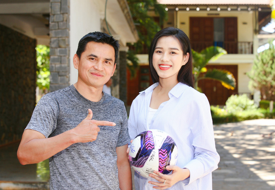 9. Hoa hậu Đỗ Thị Hà chụp hình với huấn luyện viên Kiatiak-ảnh Hồng Vĩnh.jpg