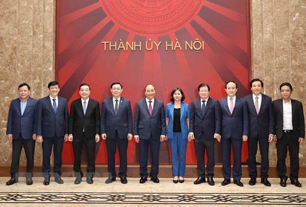 Thủ tướng Nguyễn Xuân Phúc chụp ảnh chung với các lãnh đạo chủ chốt thành phố Hà Nội tham dự buổi làm việc. (Ảnh: Thống Nhất/TTXVN)