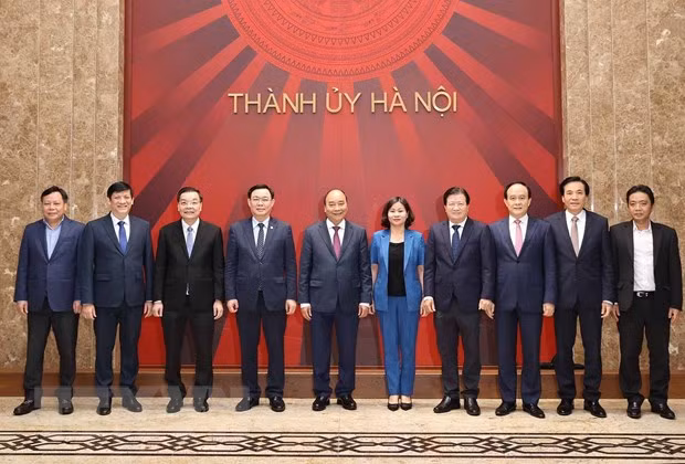 Thủ tướng Nguyễn Xuân Phúc chụp ảnh chung với các lãnh đạo chủ chốt thành phố Hà Nội tham dự buổi làm việc. (Ảnh: Thống Nhất/TTXVN)