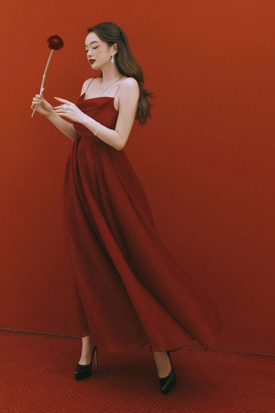 Thông qua bộ ảnh này, Kaity Nguyễn mong muốn có thể truyền một nguồn năng lực tích cực đến các bạn trẻ, cô hi vọng rằng họ sẽ tự tin, mạnh mẽ để đương đầu với những thử thách của cuộc sống ẢNH: NVCC