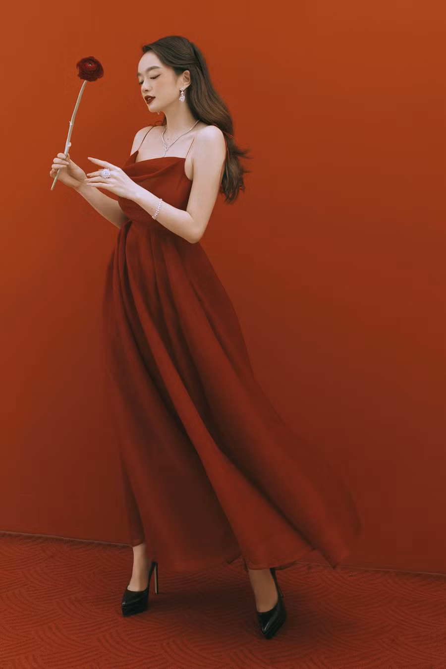 Thông qua bộ ảnh này, Kaity Nguyễn mong muốn có thể truyền một nguồn năng lực tích cực đến các bạn trẻ, cô hi vọng rằng họ sẽ tự tin, mạnh mẽ để đương đầu với những thử thách của cuộc sống ẢNH: NVCC