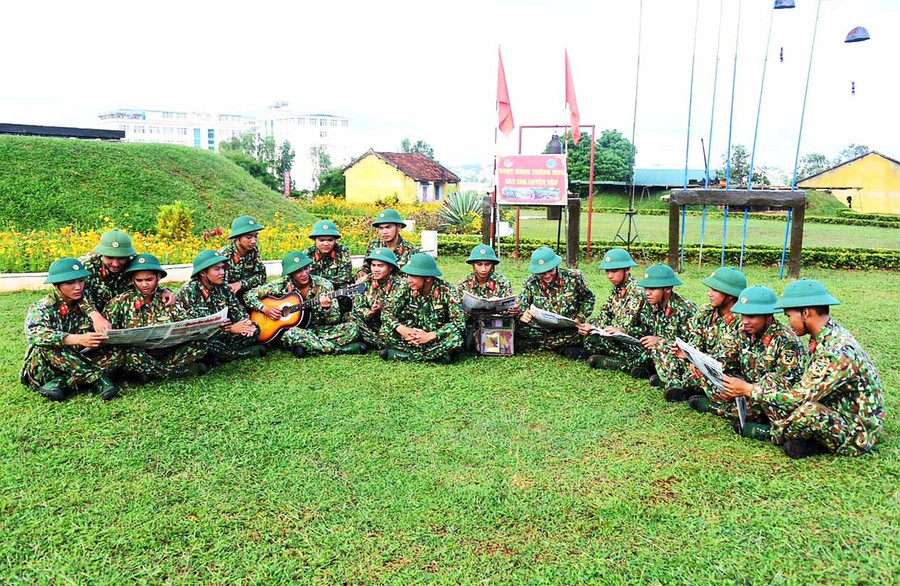 Phút giải lao của những người lính trên thao trường. Ảnh: Vĩnh Hoàng Giờ phút giải lao của những người lính trên thao trường. Ảnh: Vĩnh Hoàng