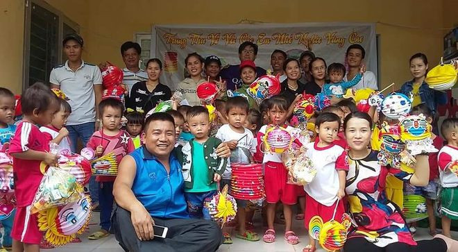 Anh Lê Minh Tân và trẻ em vùng cao Quảng Ngãi - ẢNH: PHẠM ANH