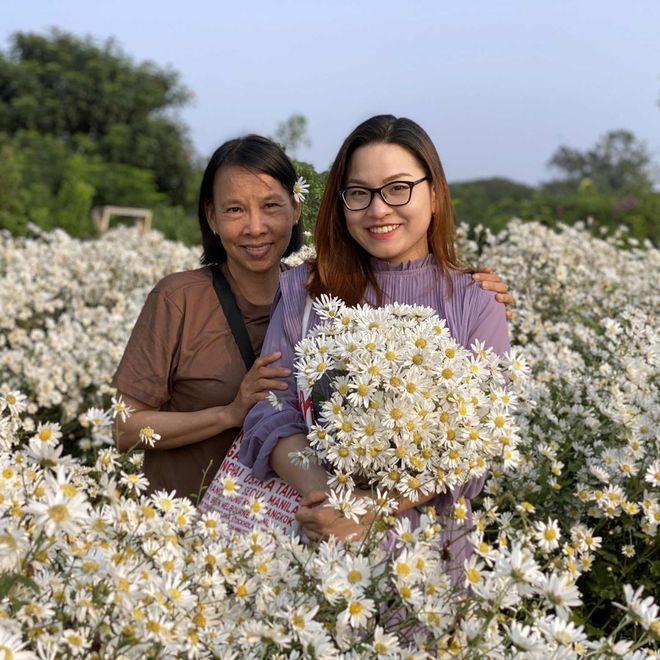 Chị Lộc được con gái đưa đi du lịch đầu năm nay. ẢNH: NVCC