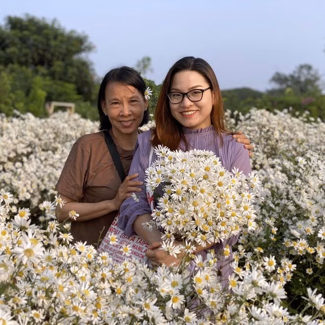 Chị Lộc được con gái đưa đi du lịch đầu năm nay. ẢNH: NVCC