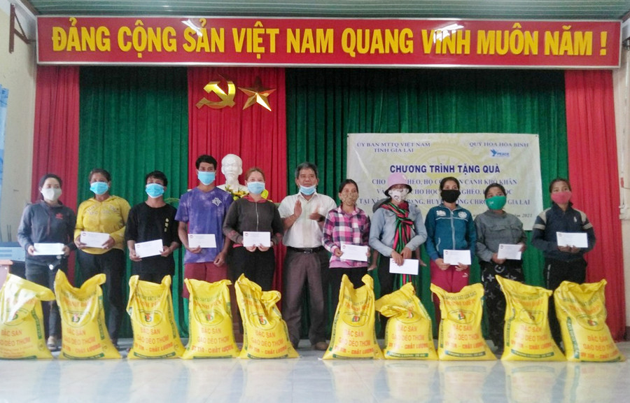  Ông Hồ Văn Điềm-Ủy viên Ban Thường vụ, Chủ tịch Ủy ban MTTQ Việt Nam tỉnh trao quà cho hộ nghèo, hộ có hoàn cảnh khó khăn tại xã Đak Tơ Pang (huyện Kông Chro). Ảnh: Ngọc Anh