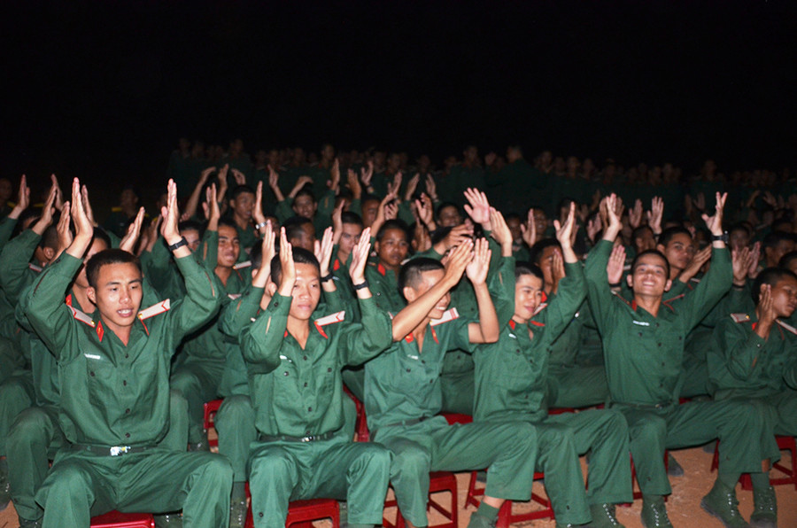 Các tân binh cùng ngân lên những gia điệu của người lính. Ảnh: Vĩnh Hoàng Các tân binh cùng ngân lên những gia điệu của người lính. Ảnh: Vĩnh Hoàng