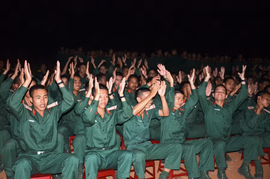  Các tân binh cùng ngân lên những gia điệu của người lính. Ảnh: Vĩnh Hoàng