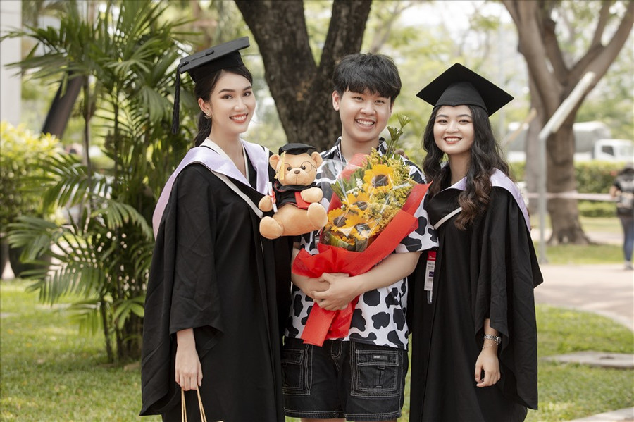 Người thân, bạn bè và giảng viên cũng đến chúc mừng cho người đẹp trong ngày lễ tốt nghiệp. Ảnh: SV.