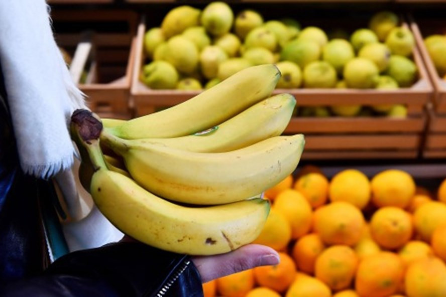 Chuối và cam là những loại thực phẩm có thể tăng cường sản sinh oxytocin. Ảnh: AFP.