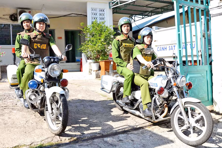 Thượng úy Lê Duy Đồng (điều khiển xe mô tô chuyên dụng, bên trái) cùng tổ công tác đơn vị thực hiện nhiệm vụ. Ảnh: Nguyễn Hữu