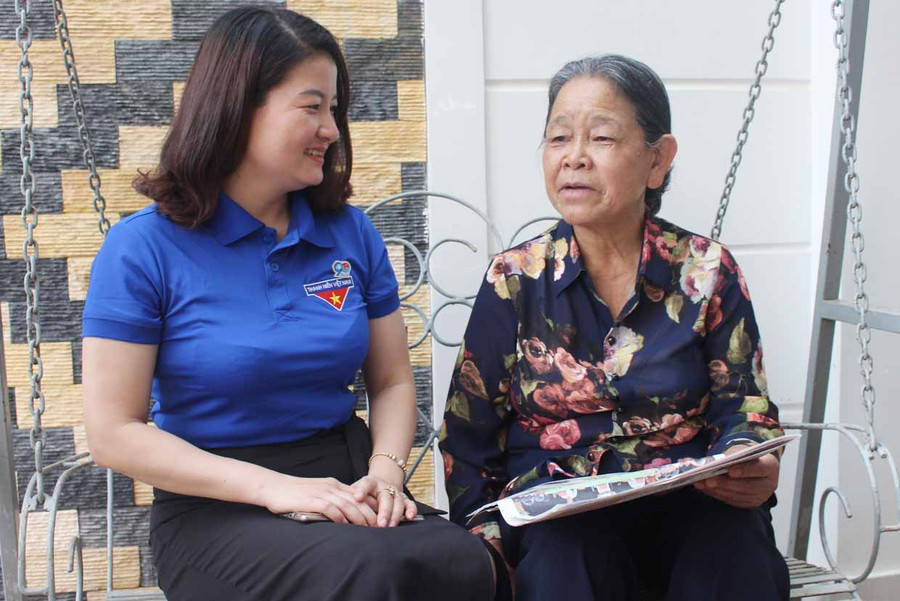 Bà H’Ngia-nguyên Bí thư Tỉnh Đoàn (bìa phải) kể lại những kỷ niệm về công tác Đoàn trong những năm kháng chiến. Ảnh: Thủy Bình Bà H’Ngia-nguyên Bí thư Tỉnh Đoàn (bìa phải) kể lại những kỷ niệm về công tác Đoàn trong những năm kháng chiến. Ảnh: Thủy Bình