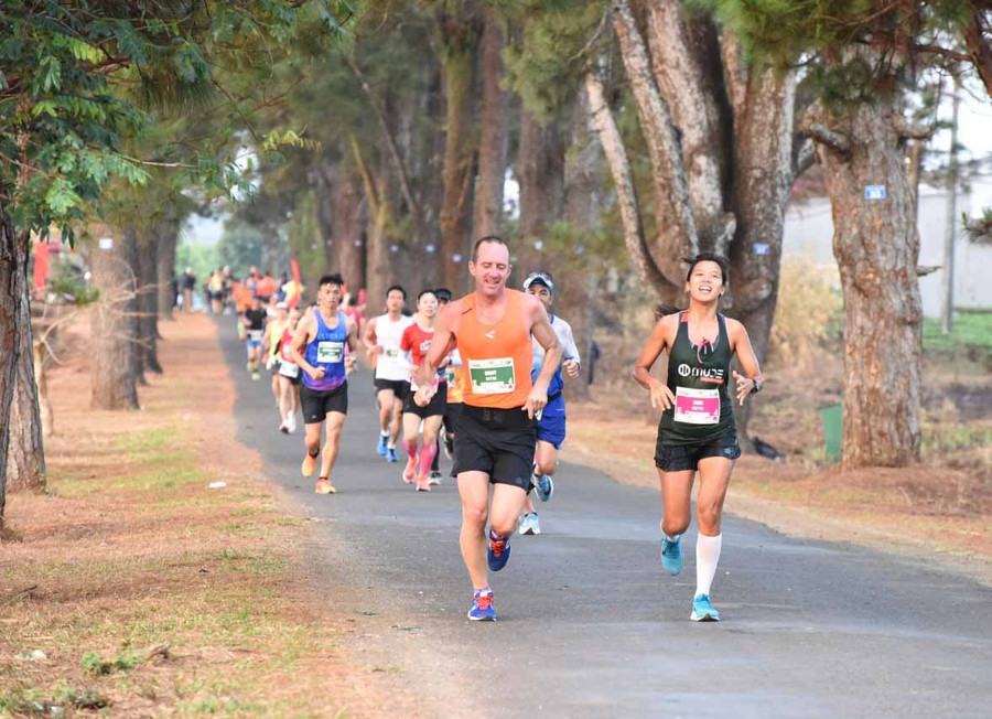 các vận động viên là đến hàng không trăm tuổi