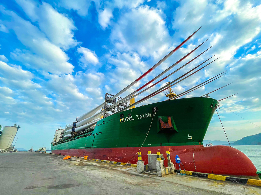 Các thiết bị điện gió thuộc dự án của Công ty cổ phần Phong điện HBRE Gia Lai triển khai tại huyện Chư Prông hiện đã cập Cảng Quy Nhơn chờ vận chuyển đến công trình lắp đặt. Ảnh: Minh Nguyễn