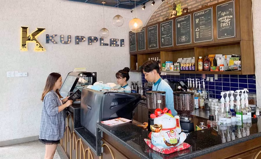Không gian hiện đại tại quán KupPlei Café n Tea (TP. Pleiku) với phong cách tự phục vụ. Ảnh: Phương Vi