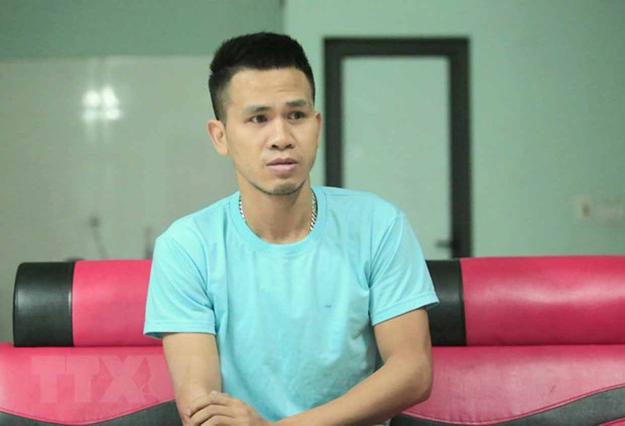 Anh Nguyễn Ngọc Mạnh kịp trèo lên mái che sảnh tầng 1 hứng đỡ bé gái 3 tuổi rơi từ tầng 12A tòa nhà 60B Nguyễn Huy Tưởng. Ảnh: TTXVN