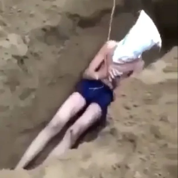 Nam thanh niên bị nhóm người 