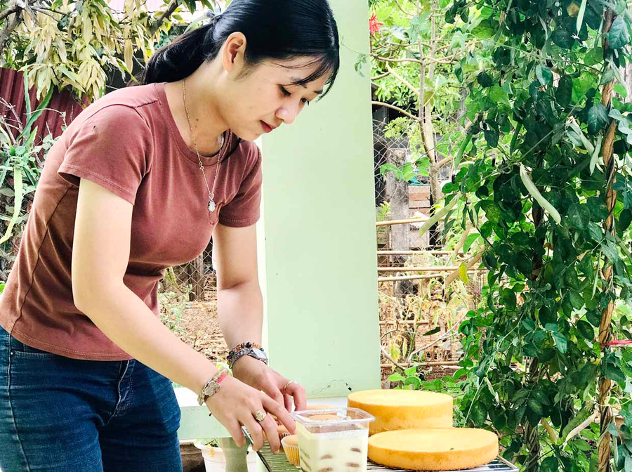 Chị Vũ Hồng Hạnh làm bánh theo yêu cầu của khách hàng. Ảnh: Trần Dung Chị Vũ Hồng Hạnh làm bánh theo yêu cầu của khách hàng. Ảnh: Trần Dung