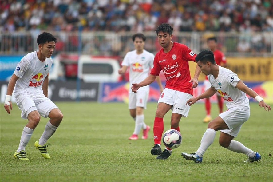 Lee Nguyễn không thể gồng gánh được hàng tấn công TPHCM, khi các tiền đạo ngoại ở trên thi đấu quá kém cỏi. Ảnh: Fanpage CLB TPHCM.