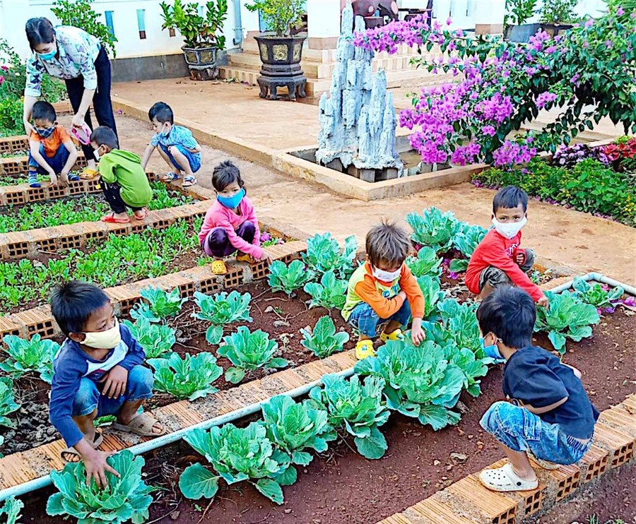 Cô và trò Trường Mẫu giáo Đê Ar (xã Đê Ar, huyện Mang Yang) đã ổn định nền nếp sinh hoạt, học tập sau gần 1 tuần trở lại trường. Ảnh: Mộc Trà