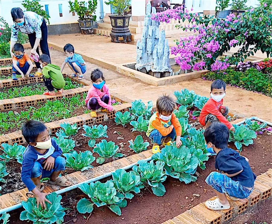Cô và trò Trường Mẫu giáo Đê Ar (xã Đê Ar, huyện Mang Yang) đã ổn định nền nếp sinh hoạt, học tập sau gần 1 tuần trở lại trường. Ảnh: Mộc Trà Cô và trò Trường Mẫu giáo Đê Ar (xã Đê Ar, huyện Mang Yang) đã ổn định nền nếp sinh hoạt, học tập sau gần 1 tuần trở lại trường. Ảnh: Mộc Trà