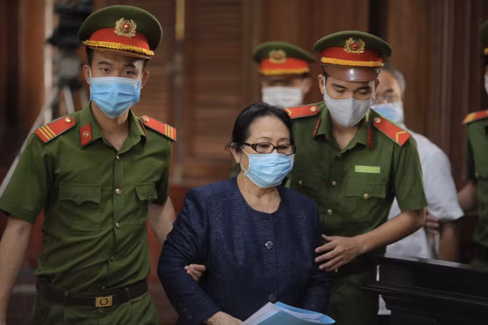 Bị cáo Dương Thị Bạch Diệp đến tòa