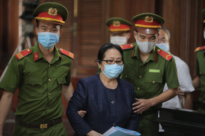 Bị cáo Dương Thị Bạch Diệp đến tòa