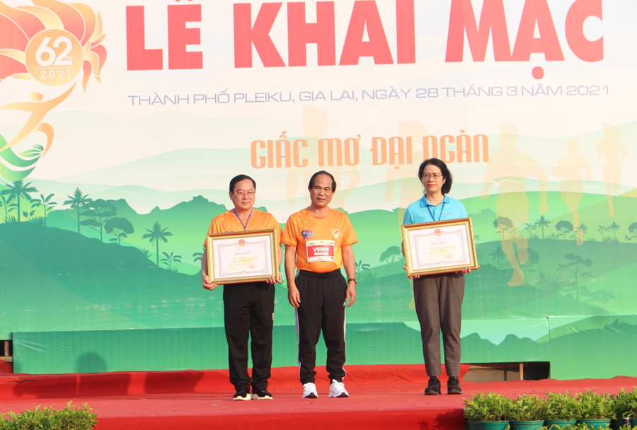 Chủ tịch UBND tỉnh Gia Lai Võ Ngọc Thành trao bằng khen cho lãnh đạo Báo Tiền Phong, Ngân hàng Nông nghiệp và PTNT Việt Nam