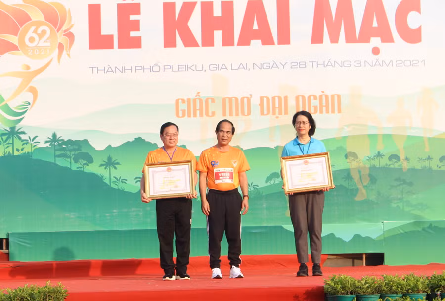 Chủ tịch UBND tỉnh Gia Lai Võ Ngọc Thành trao bằng khen cho lãnh đạo Báo Tiền Phong, Ngân hàng Nông nghiệp và PTNT Việt Nam