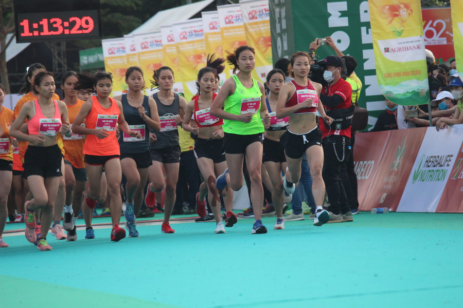 Xuất phát 5 km nữ tuyển. Ảnh: Thiên Di